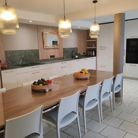 Location Saisonnière Jusqu'à 13 Personnes Villa *