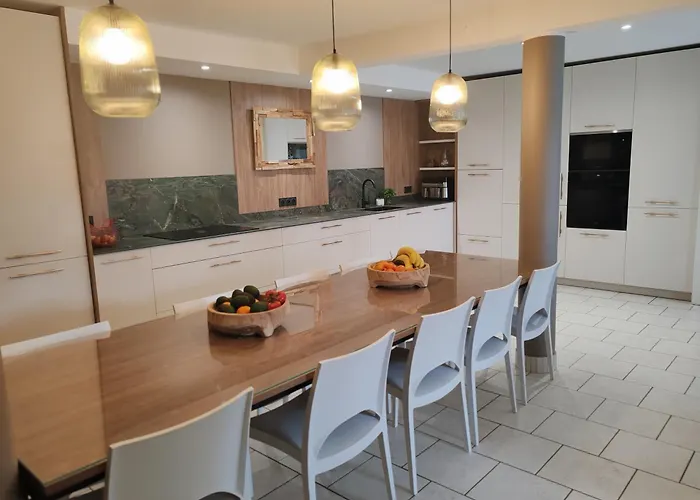 Location Saisonniere Jusqu'a 13 Personnes Villa *